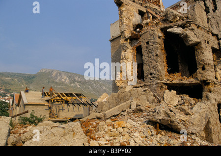 "Mostar, Juni 1996", hinter den Häusern Konfrontation Linie auf muslimischer Seite beginnen zu umgebaut 1996 Stockfoto