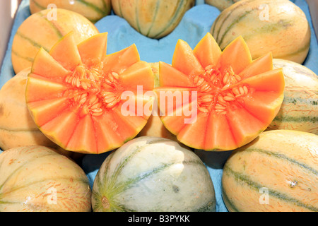 Melonen auf einem Marktstand, St Cast le Guildo, Cotes d'Amour, Bretagne, Frankreich, Europa Stockfoto