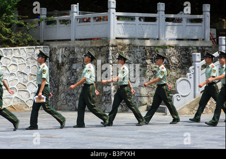 Chinese People es Liberation Army Soldaten marschieren an der Grenze zu Vietnam Stockfoto