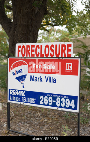 gerichtliche Verfallserklärung Zeichen vor Haus in südwestlichen USA Immobilien-Verkäufe Stockfoto