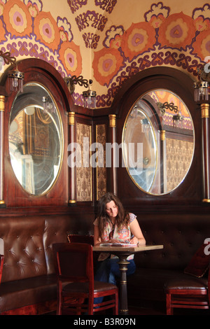 Kunden im Cafe Noworolsk in die Sukiennice (Tuchhallen) auf dem Marktplatz oder Rynek Glowny in Krakau, Polen Stockfoto