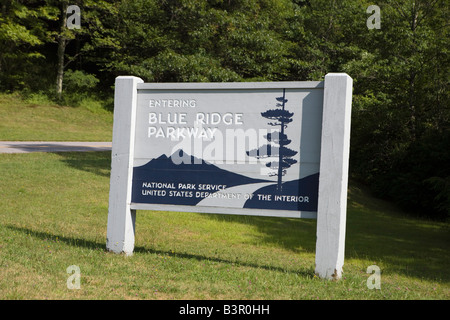 NPS Willkommen Schild am Eingang zu den Blue Ridge Parkway in USA 19, Haywood und Grenze Jackson County, North Carolina Stockfoto