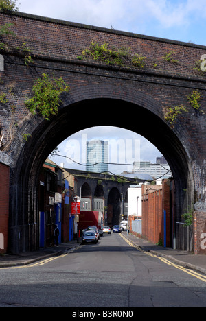 Zeigen Sie unter der Eisenbahnbrücke in Richtung der Rotunde Digbeth, Birmingham, West Midlands, England, UK an Stockfoto