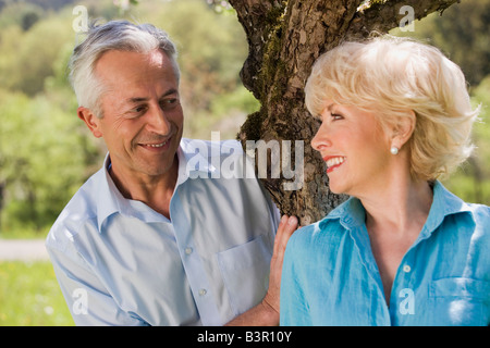 Deutschland, Baden-Württemberg, Tübingen, Senior paar tatenlos Baum, Lächeln, Porträt Stockfoto
