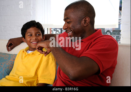 Afroamerikanischen Vater und Sohn eine unbeschwerte Unterhaltung Stockfoto