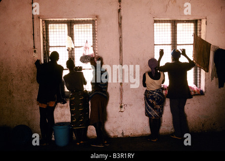 BO-TOWN, SIERRA LEONE, JULI 1992: EX-REBELLEN AUS LIBERIA BESCHRÄNKT TEILWEISE ZU IHRER EIGENEN SICHERHEIT, BO, JULI 1992 MITGEBRACHT Stockfoto