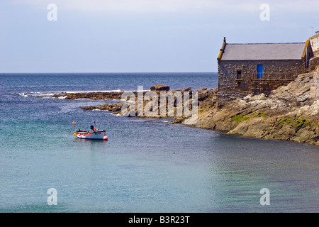 Einem kleinen offenen Fischerboot im Hafen von Porthleven, Cornwall, Großbritannien UK 2008 Stockfoto