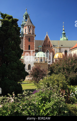 Der Wawel Schloss Komplex (dem alten Sitz der polnischen) Könige in Krakau gesehen durch Gärten Stockfoto