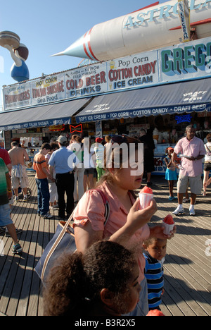 Besucher in Coney Island Astroland feiern das Ende des Sommers am Tag der Arbeit Stockfoto
