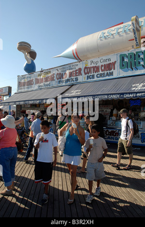 Besucher in Coney Island Astroland feiern das Ende des Sommers am Tag der Arbeit Stockfoto
