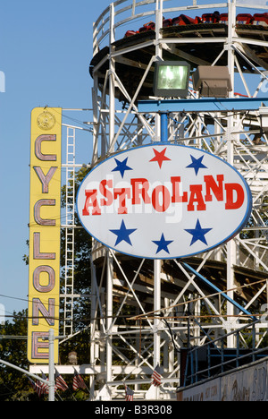 Besucher in Coney Island Astroland feiern das Ende des Sommers am Tag der Arbeit Stockfoto