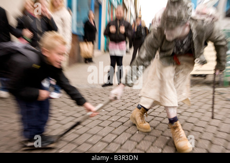 Gaelforce Kunstfestival handeln, an denen Kinder im Straßentheater durchgeführte Oceanallover im Zentrum von Dumfries Schottland, Vereinigtes Königreich Stockfoto