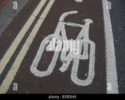 Zyklus Lane doppelte gelbe Linien in Worthing West Sussex Stockfoto