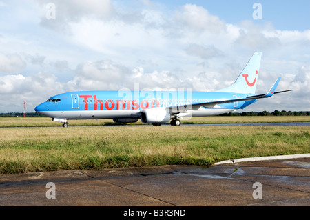 Ein Thomson fliegen Boeing 737 taxis an Robin Hood Flughafen Doncaster Sheffield, Vereinigtes Königreich Stockfoto