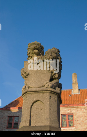 Löwenstatue in Huidenvettersplein in Brügge Stockfoto