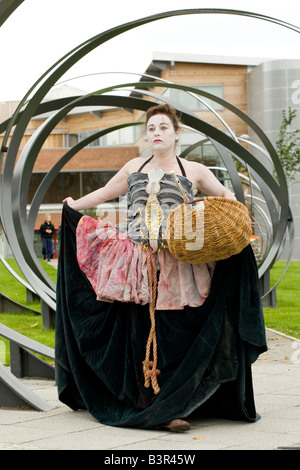 Frühling-Skulptur von Walter Jack DG1 Freizeitzentrum mit Dance Company Oceanallover leistungsstarke Oberfläche-Schiffe in Dumfries Stockfoto