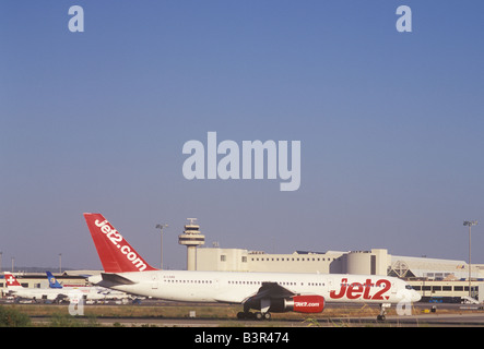 Vor kurzem landete Jet2 Flugzeuge (reg G-LSAD, Boeing 757-236) Rollen in der Flughafen von Palma De Mallorca. Stockfoto