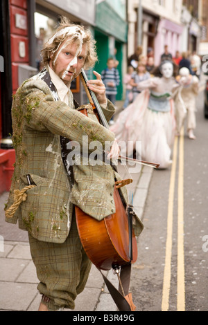 Gaelforce Arts Festival Oceanallover Durchführung Straßentheater in der Mitte der Stadt Dumfries Zentrum Scotland UK Stockfoto