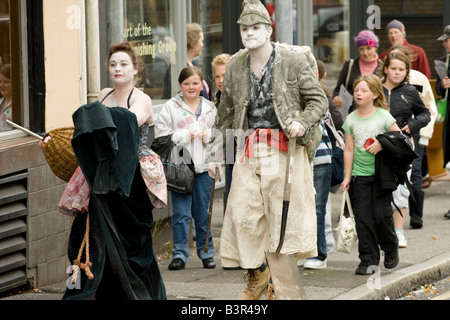 Gaelforce Kunstfestival Straßentheater von Oceanallover Kinder nach Interpreten ins Stadtzentrum von Dumfries Schottland durchgeführt Stockfoto