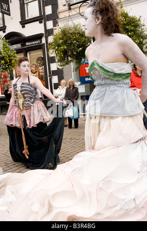 Gaelforce Kunstfestival Straßentheater in Dumfries Stadt Zentrum Oceanallover auf Masse Scotland UK Stockfoto