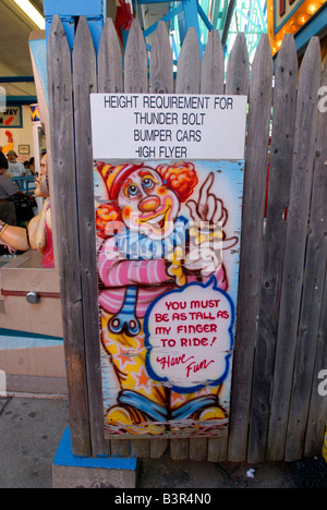 Höhe Anforderung Zeichen in Coney Island Stockfoto