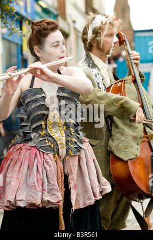 Gaelforce Arts Festival Oceanallover Durchführung Straßentheater seltsame Zeichen spielen Musikinstrumente im Stadtzentrum UK Stockfoto