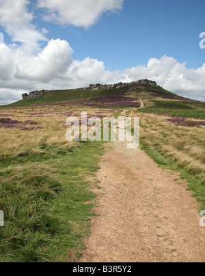 Ein Blick auf einen Pfad von Carl Wark Higger Tor in Derbyshire Peak District im Vorfeld Stockfoto