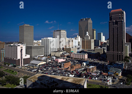 Sehen Sie sich Poydras in Richtung des Mississippi Flusses im Central Business District in New Orleans, Louisiana. Stockfoto