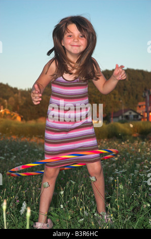 Kleine Mädchen spielen mit Kunststoff Hoop Porträt Stockfoto