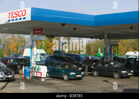 Warteschlange s an der Supermarkt-Tankstelle in Carlisle Cumbria UK Stockfoto