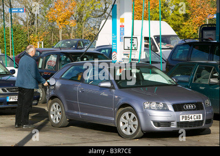 Warteschlange s an der Supermarkt-Tankstelle in Carlisle Cumbria UK Stockfoto