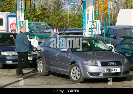 Warteschlange s an der Supermarkt-Tankstelle in Carlisle Cumbria UK Stockfoto