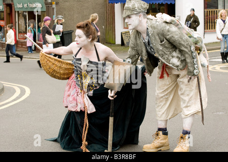 Gaelforce Kunstfestival Straßentheater Dumfries Darsteller Ausschau nach Überquerung der Verkehrsstraße anhalten Verkehrs Dumfries UK Stockfoto