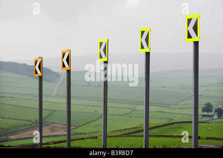 Ein gefährlicher Linkskurve auf der A623 nahe dem Dorf von Peak-Wald in Derbyshire Peak District Großbritannien Stockfoto