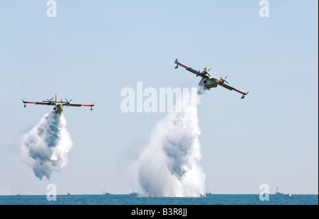 Wasser Bomber CL-415 Brandbekämpfung Flugzeuge Stockfoto