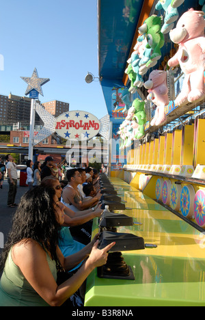 Besucher in Coney Island Astroland feiern das Ende des Sommers am Tag der Arbeit Stockfoto