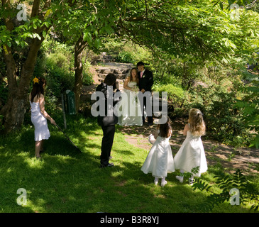 Brautpaar fotografiert im Hellisgerdi Park, Reykjavik, Island Stockfoto