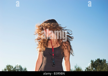 Teenager-Mädchen 16 18 anhören von MP3-Player Kopfschütteln Stockfoto