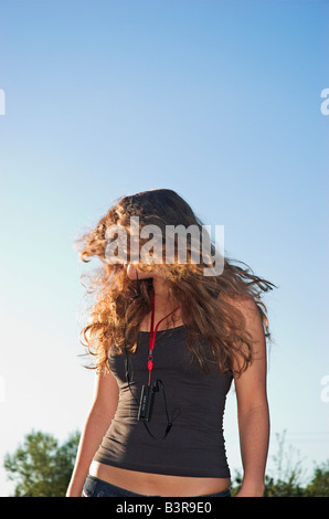 Teenager-Mädchen 16 18 anhören von MP3-Player Kopfschütteln Stockfoto