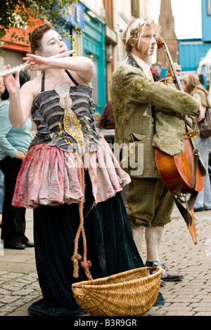 Gaelforce Arts Festival Oceanallover Durchführung Straßentheater seltsame Zeichen spielen Musikinstrumente im Stadtzentrum UK Stockfoto