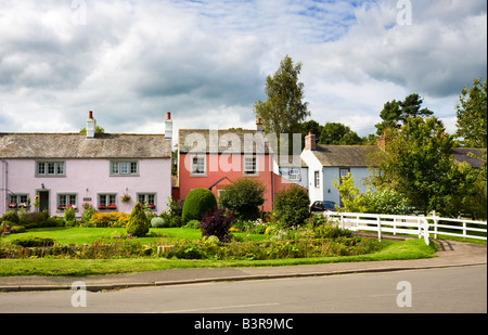 Hübsch bemalte terrassenförmig angelegten Häuser im Dorf Caldbeck, Lake District, England, UK Stockfoto