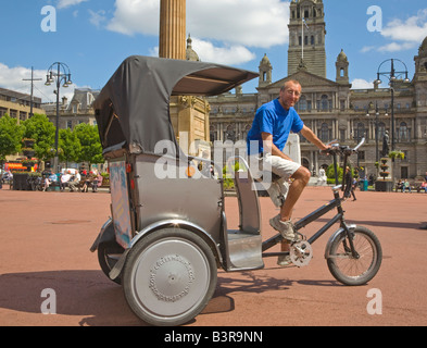 Tommy Braun, Reiten seine touristische Rikscha Fahrrad auf dem George Square Glasgow Schottland Stockfoto