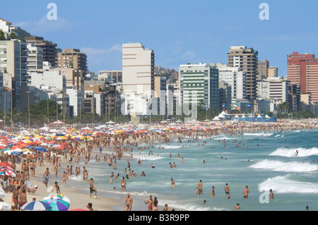 Eine komprimierte perspektivische Ansicht von einem überfüllten Strand von Ipanema in Rio De Janeiro in einer geschäftigen Urlaubszeit. Stockfoto