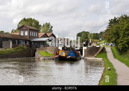 zwei schmalen Kanalboote durch eine Sperre bei Hatton in Warwickshire, England Stockfoto