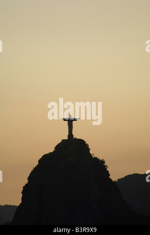 Die Statue von Christus dem Erlöser Silhouette bei Sonnenuntergang/Dämmerung an der Spitze des Berges Corcovado in Rio De Janeiro. Stockfoto