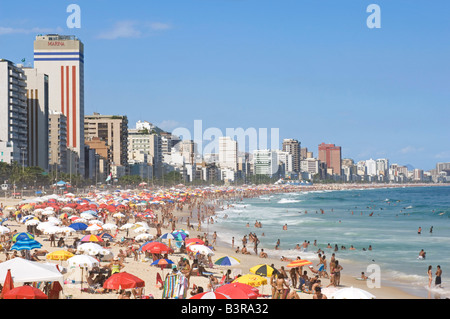 Eine komprimierte perspektivische Ansicht von einem überfüllten Strand von Ipanema in Rio De Janeiro in einer geschäftigen Urlaubszeit. Stockfoto