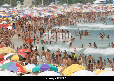 Eine komprimierte perspektivische Ansicht von einem überfüllten Strand von Ipanema in Rio De Janeiro in einer geschäftigen Urlaubszeit. Stockfoto