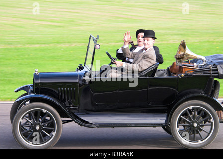 Laurel Hardy Look Alikes In ein Ford Modell T Stockfoto