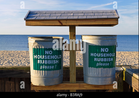 Mülltonnen aufgestellt entlang des Strandes zu entmutigen, littering sowie dumping Cape Cod MA USA Stockfoto