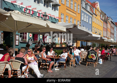 Straßencafé auf dem Kai am Nyhavn Kopenhagen Dänemark Stockfoto